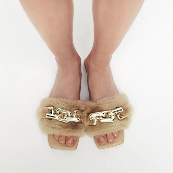 Zara stone grey low heel faux fur sandals with chain buckle - Picture 4 of 8